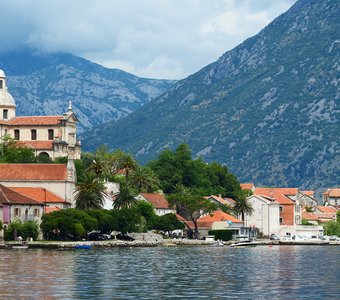 Небольшой городок Прчань в Которской бухте, Черногория