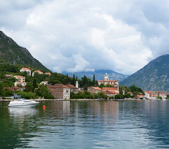 Вид на городок Прчань в Которском заливе, Черногория