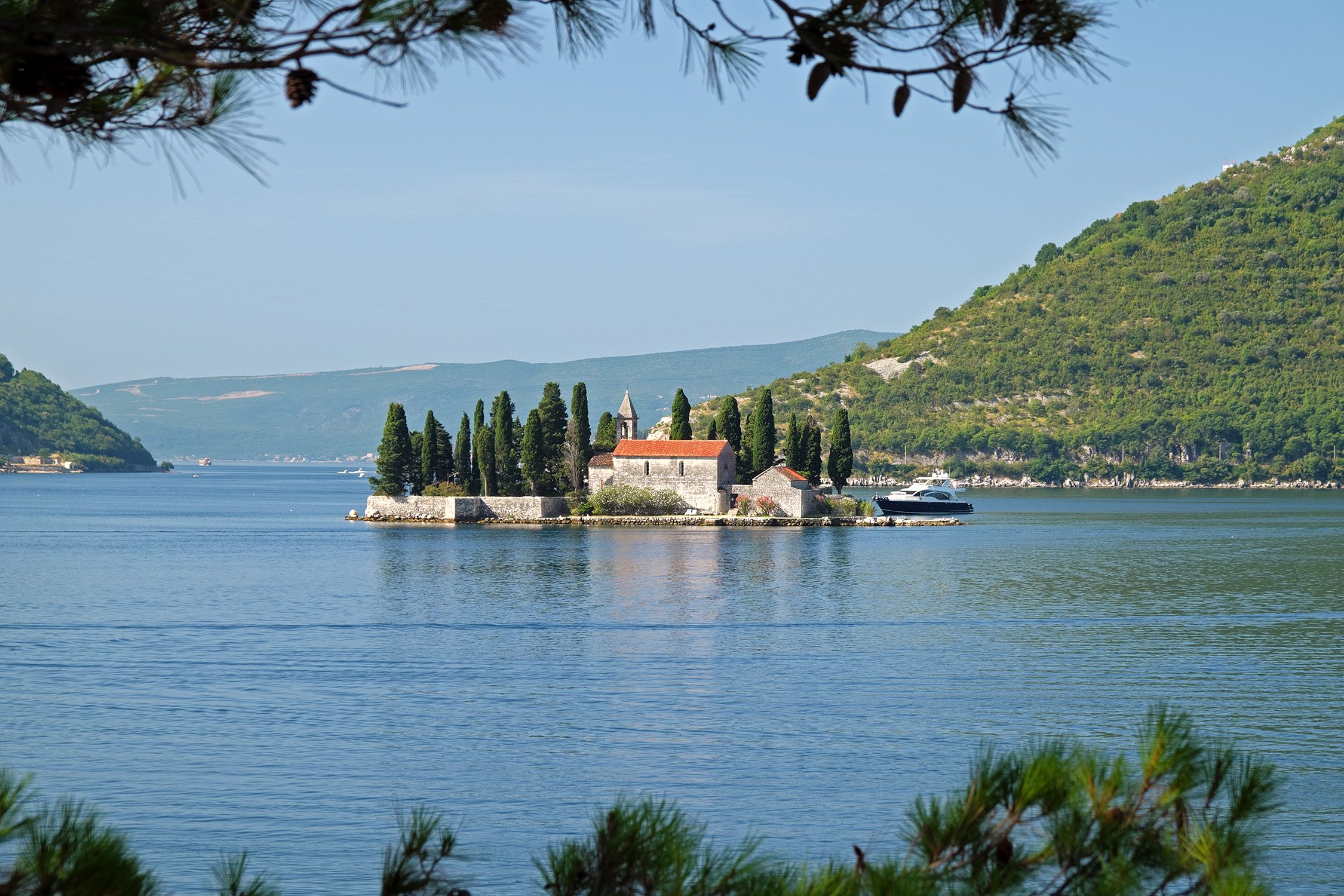 Остров Святого Георгия напротив города Пераст, Черногория
