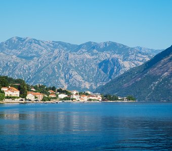 Вид на Которский залив в районе Прчня и Столива, Черногория