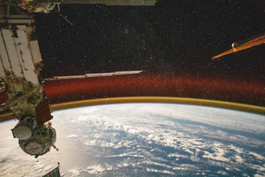 Удивительное фото с МКС: атмосфера Земли сияет золотом