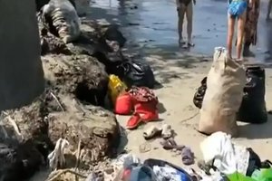 Российские туристы организовали сбор мусора на индийском курорте