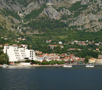Вид на старинный город Рисан в Которском заливе, Черногория