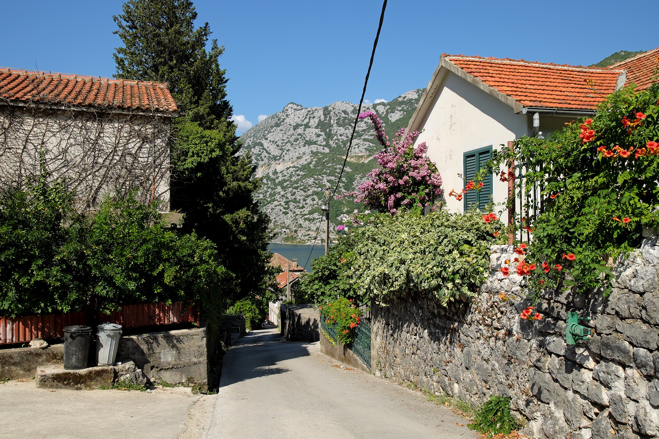 Улица в старинном городе Рисан, Черногория