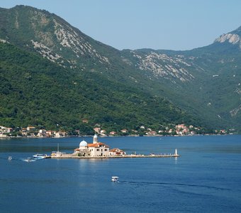 Остров Божья Матерь на Скале у побережья Пераста, Черногория