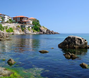 Побережье Чёрного моря в старом городе Созополь, Болгария
