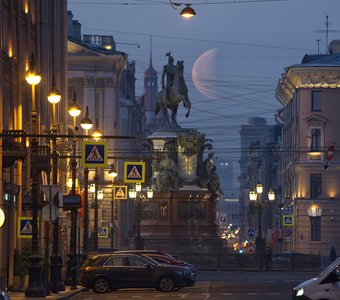 Луна и памятник Николаю I