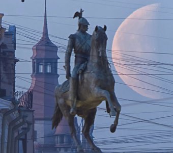 Луна и памятник Николаю I
