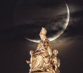 Минерва и Луна на крыше Академии художеств.12 марта⁠⁠