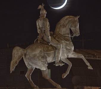 Пепельная Луна 12 марта и памятник Николаю I