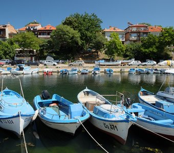 Рыбацкие лодки в гавани в старом городе Созополь, Болгария