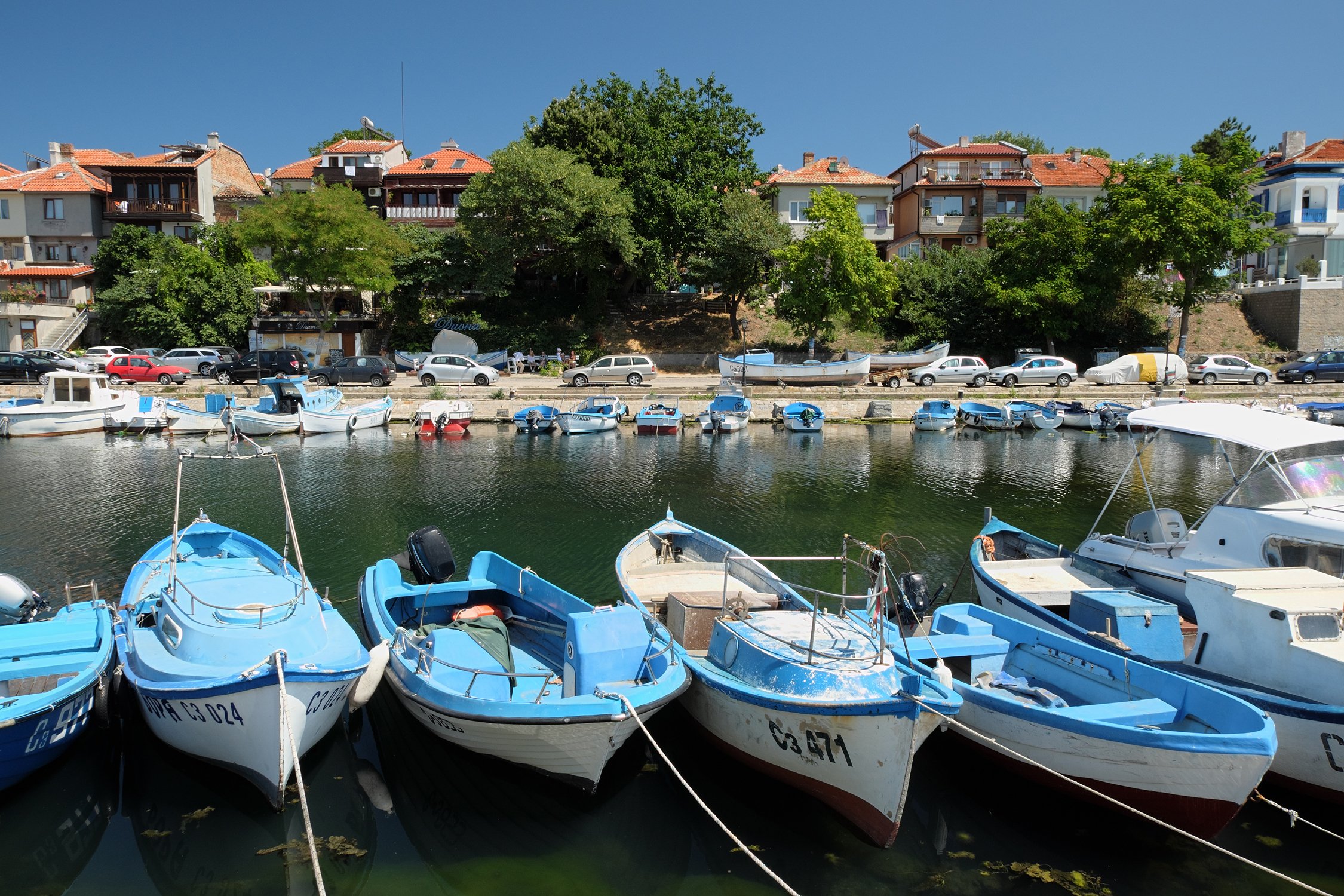 Рыбацкие лодки в гавани в старом городе Созополь, Болгария
