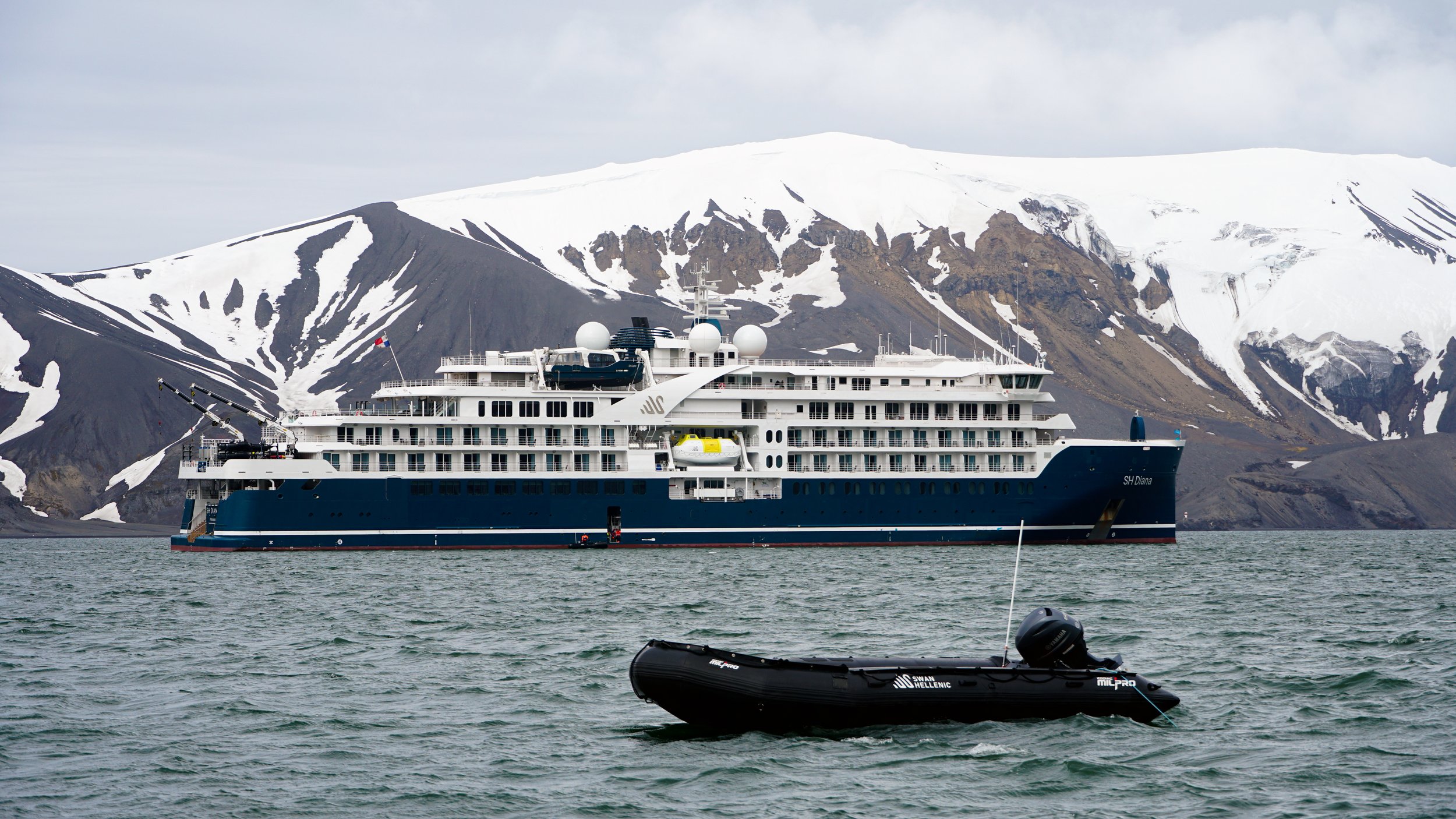 SH Diana у берегов Антарктиды