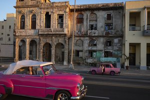 Фоторепортаж: как кубинцы живут в старинных изъятых особняках на набережной Гаваны