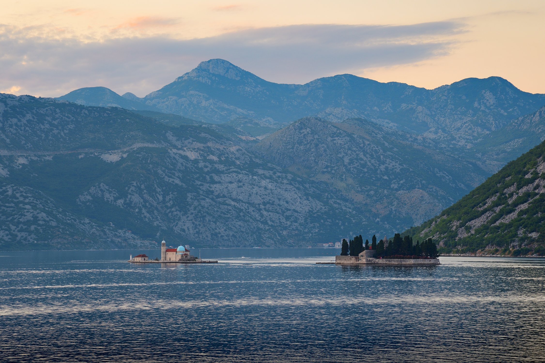 Вид на острова Святого Георгия и Божья Матерь на Скале в Которском заливе, Черногория