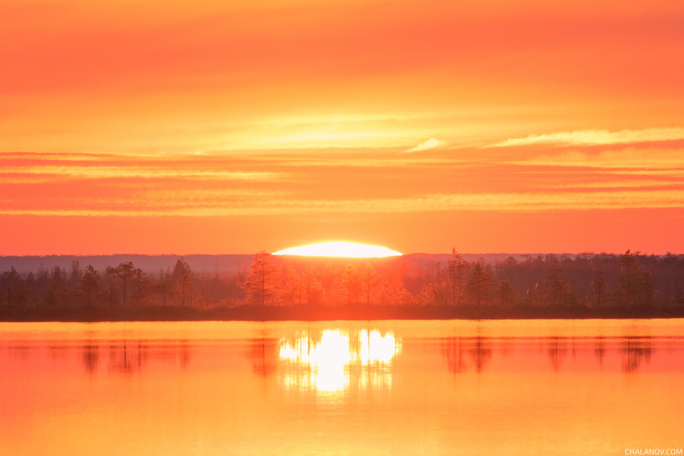 Последнее мгновение солнца на озере Кадам
