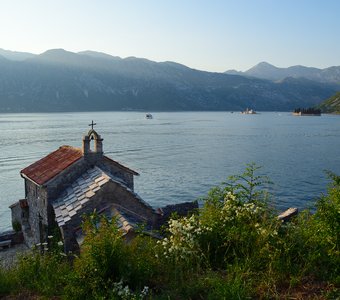 Вид на церковь Богородицы Царицы Ангелов и Которский залив, Черногория