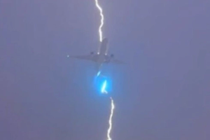 Молния ударила в самолет с 550 пассажирами: видео