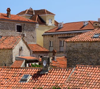 Крыши домов в старом городе Будва, Черногория