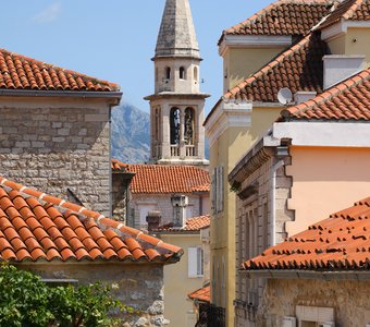 Колокольня и дома в старой части города Будва, Черногория