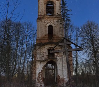 Развальны колокольни Успенской церкви, деревня Хрепле