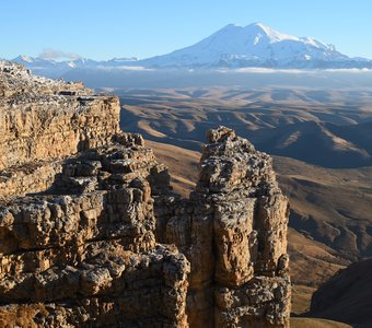 Скальный амфитеатр на плато Бермамыт и Эльбрус