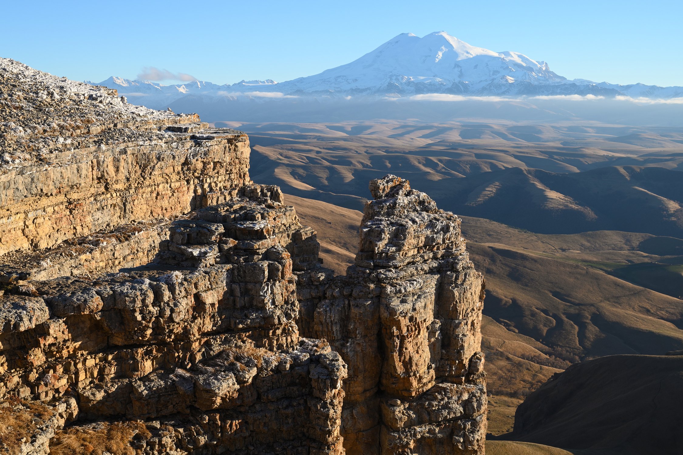 Скальный амфитеатр на плато Бермамыт и Эльбрус