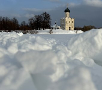 Труднодоступная в любое время года церковь Покрова на Нерли
