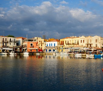 Старая венецианская гавань в городе Ретимно, о. Крит, Греция