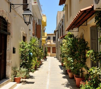 Типичная улица в городе Ретимно, о. Крит, Греция