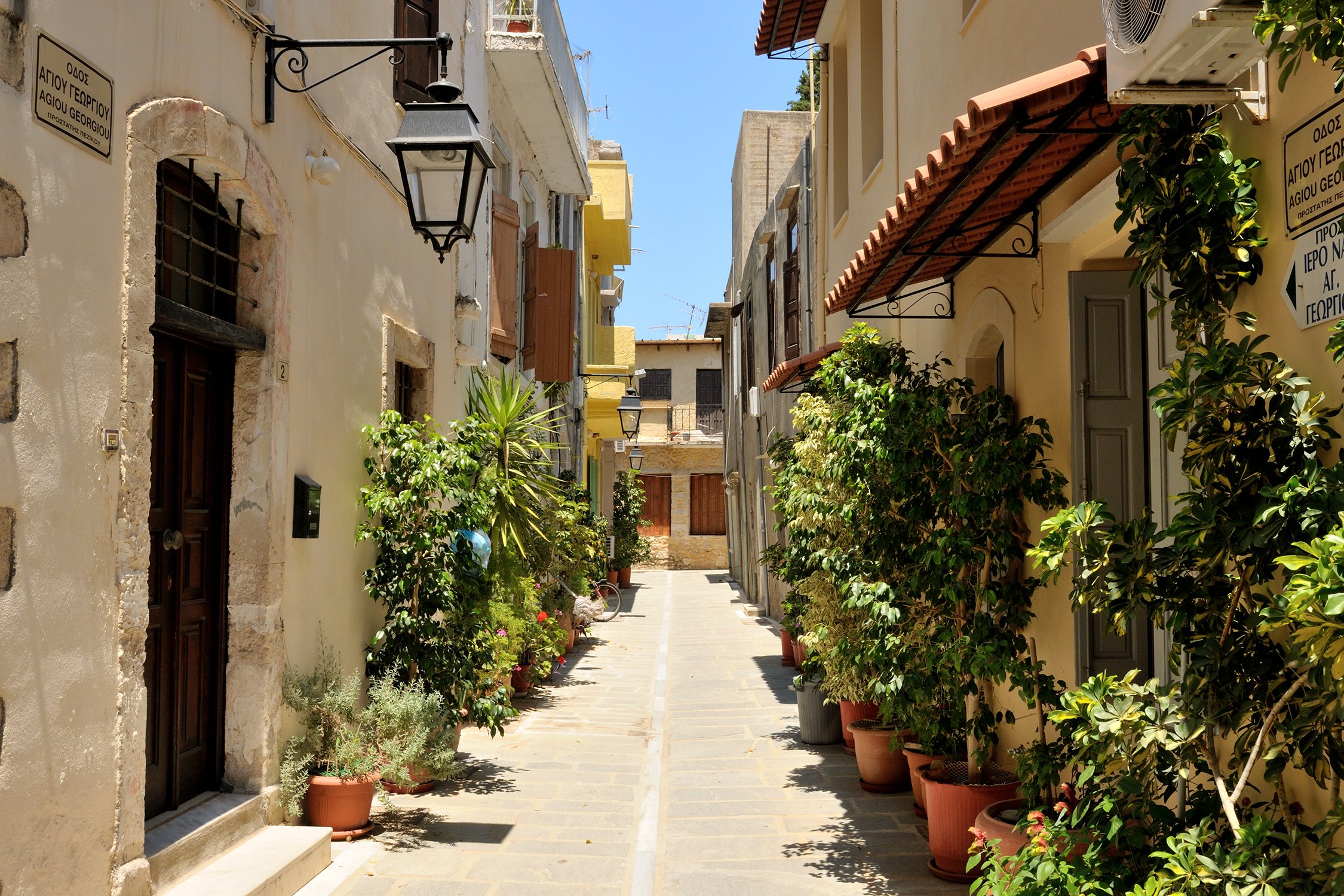 Типичная улица в городе Ретимно, о. Крит, Греция