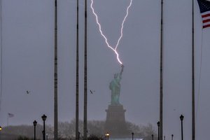 Молния ударила прямо в статую Свободы: фото