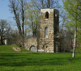 Грот и башня в Орловском парке в Стрельне