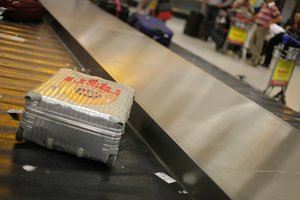 В российском аэропорту перестали принимать багаж в пищевой пленке