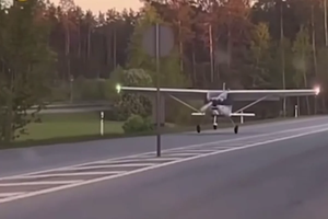 Самолет экстренно приземлился на дорогу среди автомобилей: видео