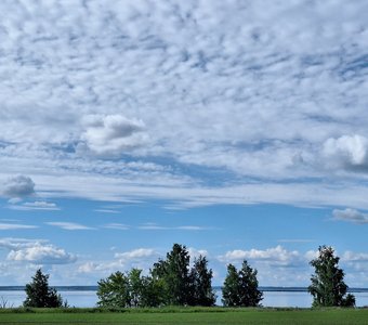 Небо над озером