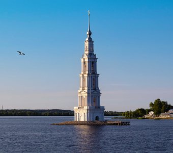 Колокольня Никольского собора на рассвете