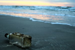 Послание в бутылке 60 лет путешествовало по волнам. Что там написано?