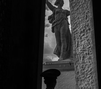 Вид на  скульптуру «Родина-мать зовёт!»