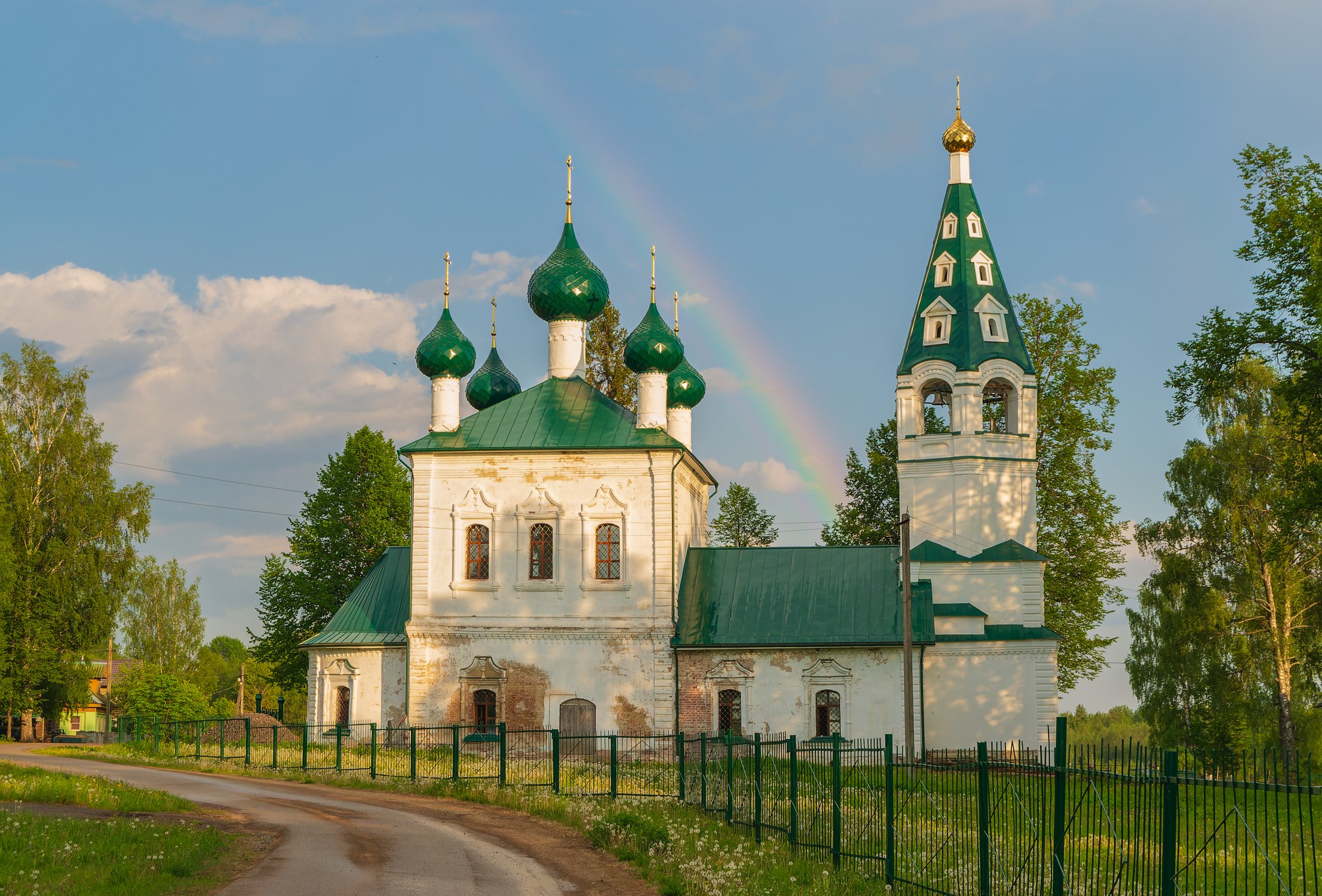 Радуга над Никольской церковью в селе Нефедьево
