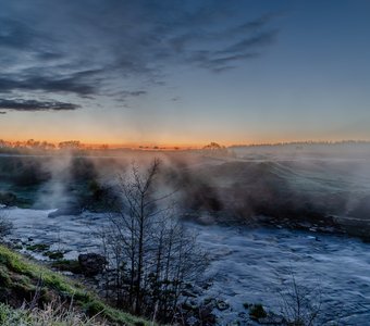 Магия туманного утра на берегу реки