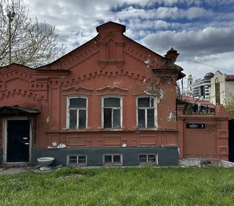 Дом из красного кирпича