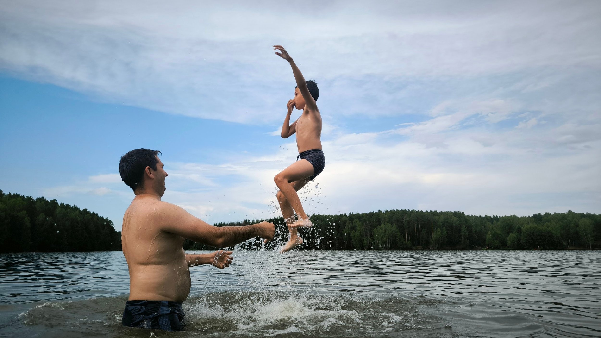 Изображая дельфина