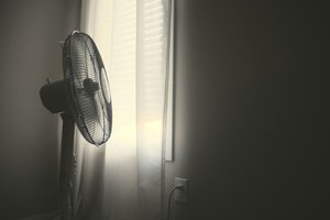 Почему в жару опасно спать под вентилятором?