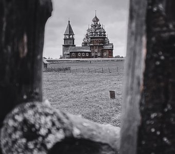 Сквозь щель в заборе