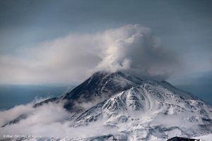 На Камчатке из-за извержения вулкана закрыли популярный маршрут