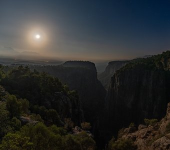 Лунная ночь над каньоном Тазы