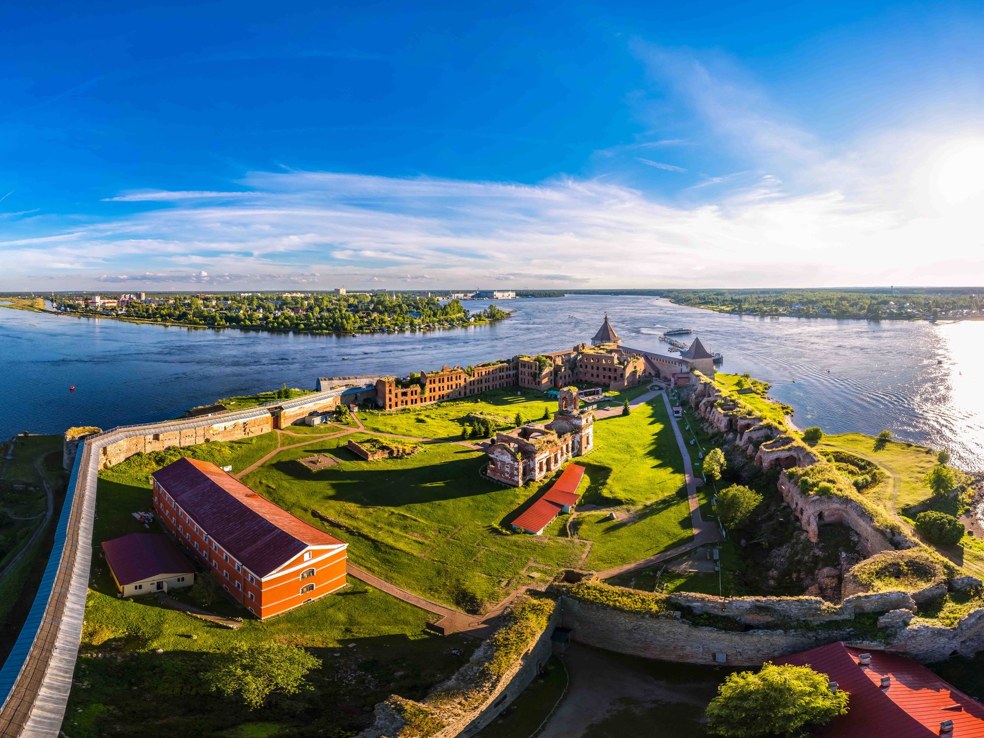 Прекрасный вид на рассвете на крепость Орешек. Санкт-Петербург