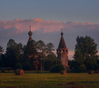 Последние лучи заката Лежат на поле сжатой ржи