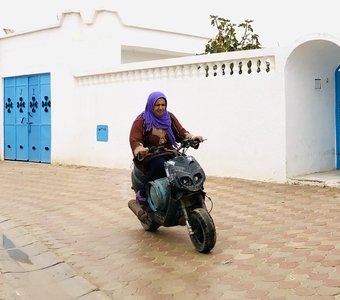 Мото леди. о. Джерба. Тунис